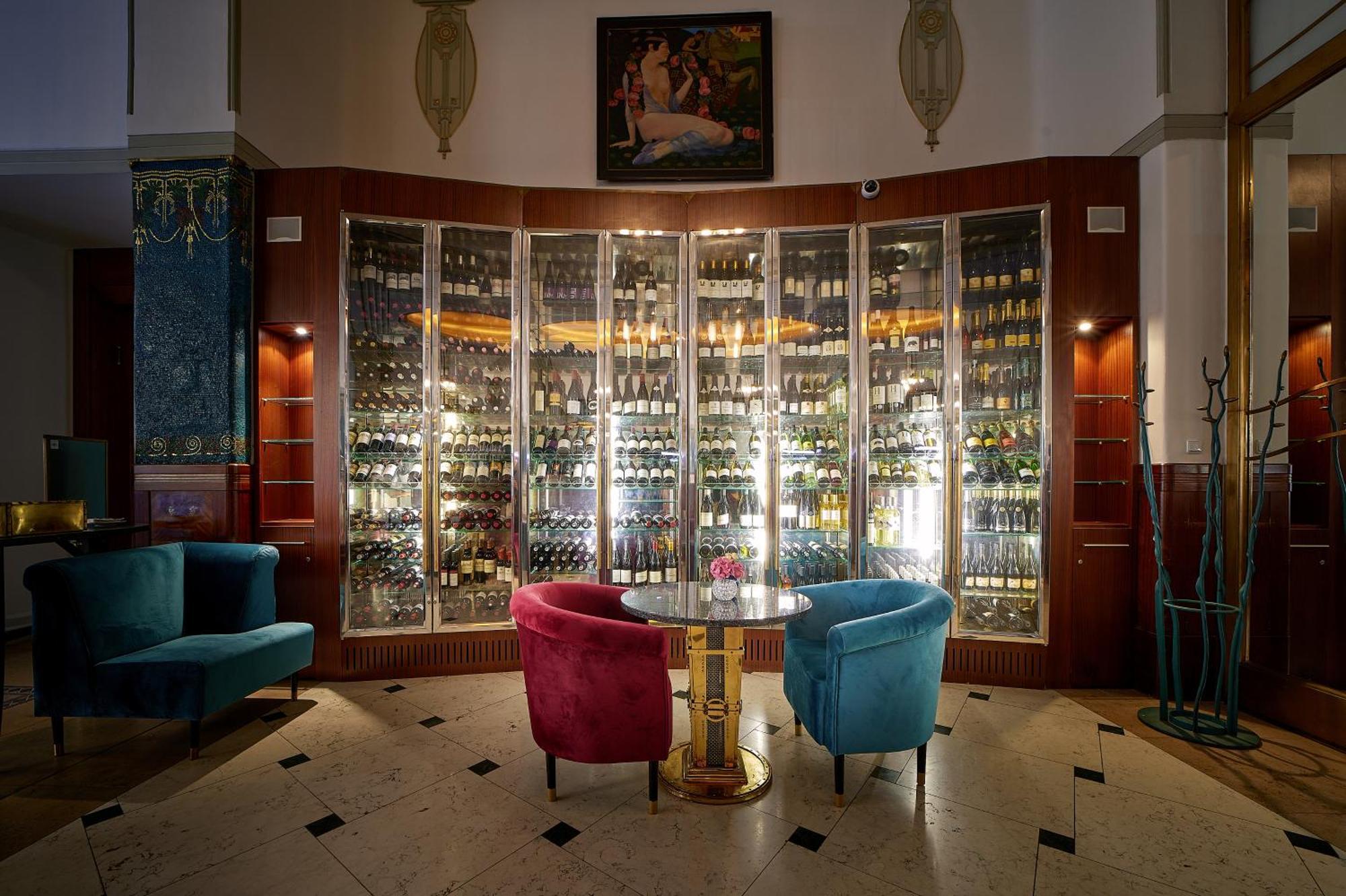 Hotel Paris Prag Exteriör bild Wine display at the hotel