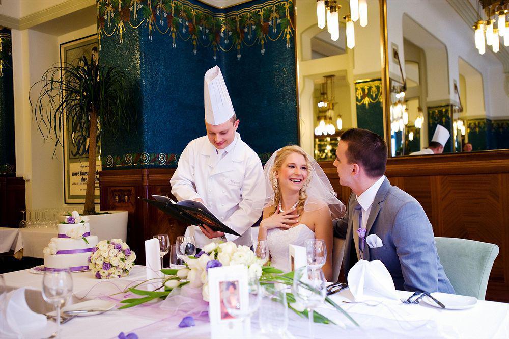 Hotel Paris Prag Bekvämligheter bild A chef reading the menu to a couple