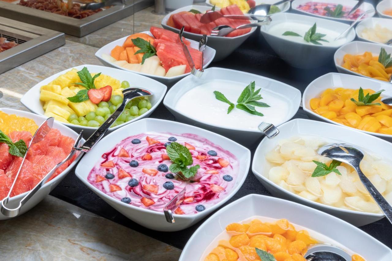 Hotel Paris Prag Exteriör bild A fruit salad buffet